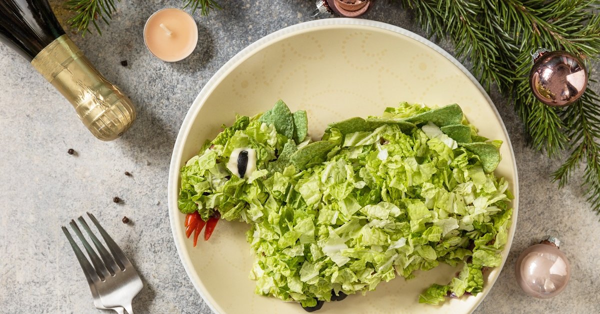 Необычный салат с зелёным горошком, солеными огурцами и орехами